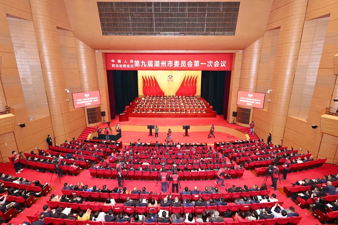 市政协九届一次会议进行时，富钢集团总经理朱柏荣作为政协常委出席会议