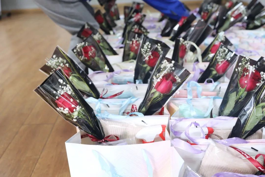 铿锵玫瑰绽芳华 | 富钢祝各位女性职工节日快乐