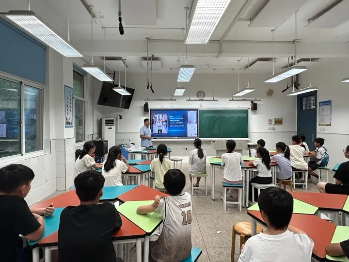 富钢集团浙江工匠走进社区暑托班，妙趣静电实验激发科学好奇心！