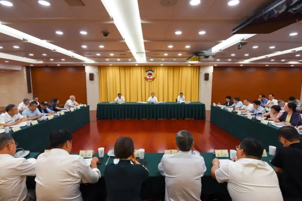 浙江省政协委员朱柏荣在省政协专家协商会上发言